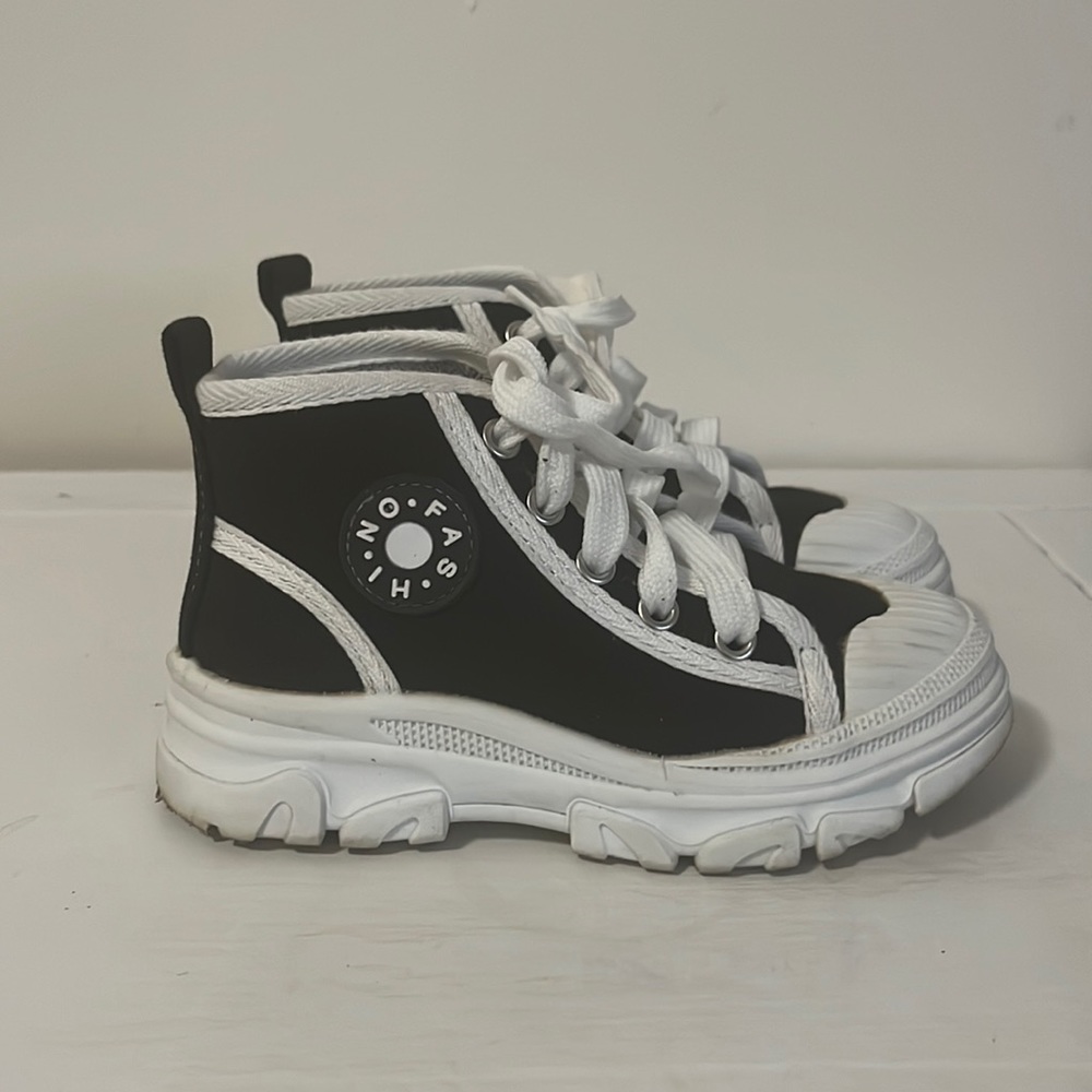 Kids size 27 European size is size 10